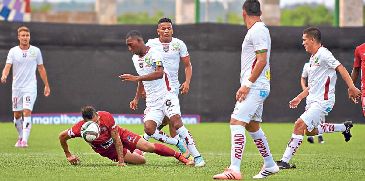Jugadores de Liga de Loja durante el partido ante River Ecuador (torneo local) en el estadio Christian Ben&iacute;tez. Foto: Archivo / El Tel&eacute;grafo