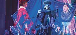 Mozart suena en los Andes  La obra La flauta m&aacute;gica se presenta hasta hoy en el Teatro Sucre. La tem&aacute;tica resalta los eternos binarios de las culturas andinas: la luna y el sol; la tierra y el cielo. 