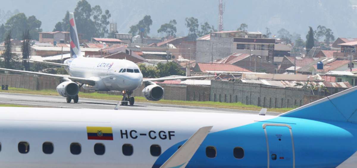 Las operaciones en la terminal a&eacute;rea de la capital azuaya dependen de las condiciones en que se encuentre la pista.