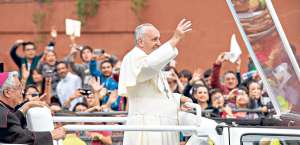 Centenas de miles de personas salieron a las calles a saludar con devoci&oacute;n y respeto al Santo Padre, quien estar&aacute; hasta el mi&eacute;rcoles en nuestro pa&iacute;s. Foto: Marco Salgado / El Tel&eacute;grafo