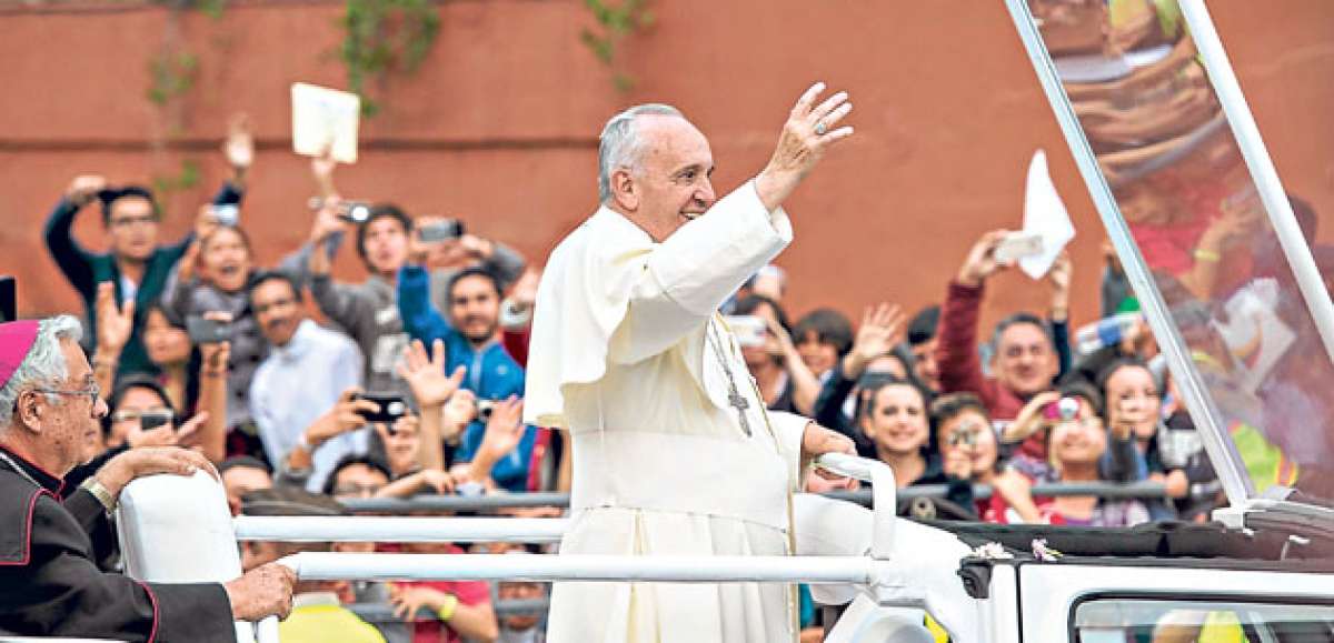 Centenas de miles de personas salieron a las calles a saludar con devoci&oacute;n y respeto al Santo Padre, quien estar&aacute; hasta el mi&eacute;rcoles en nuestro pa&iacute;s. Foto: Marco Salgado / El Tel&eacute;grafo