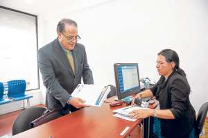Francisco Herrera Ar&aacute;uz, director del portal Ecuadorinmediato, entreg&oacute; su demanda en la Supercom. Foto: John Guevara / El Tel&eacute;grafo