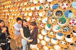 El p&uacute;blico admira la muestra de Shigeru Ban expuesta en la embajada de Brasil en Tokio. Foto:EFE