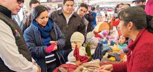 Durante el acto, los emprendedores expusieron su trabajo en el parque central de la parroquia Salinas.