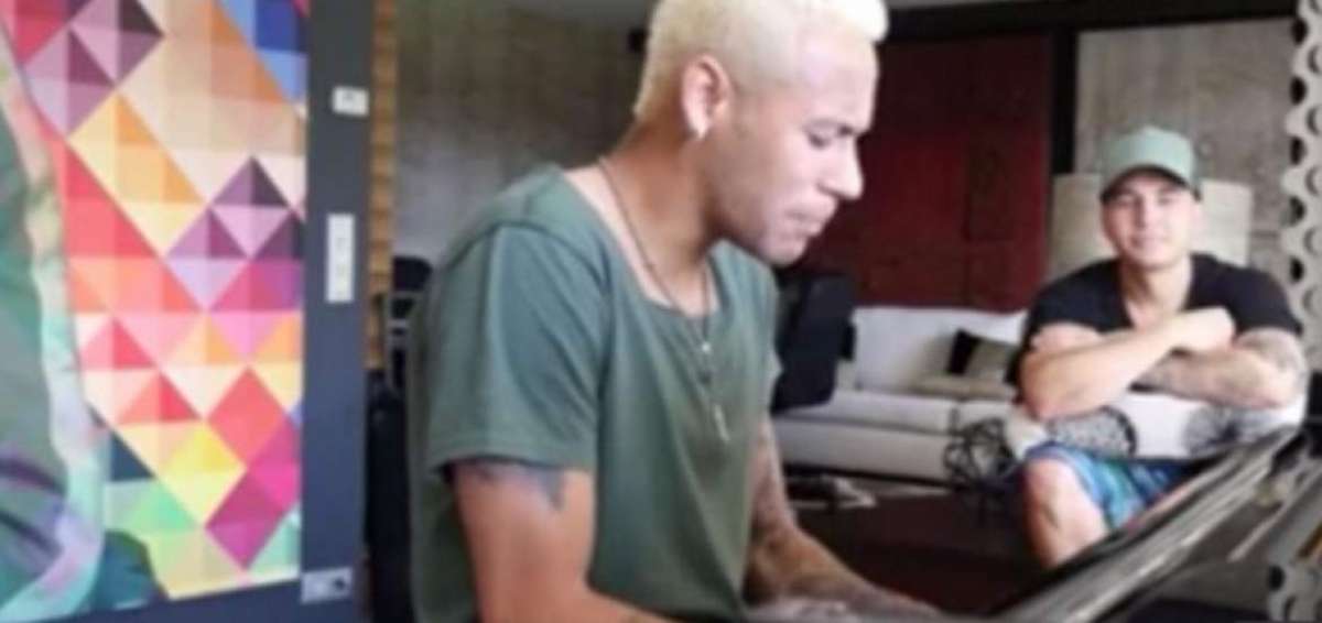 La afici&oacute;n a la m&uacute;sica de Neymar es conocida y ya ha aparecido en ocasiones en conciertos junto a conocidos cantantes como Michel Tel&oacute;.