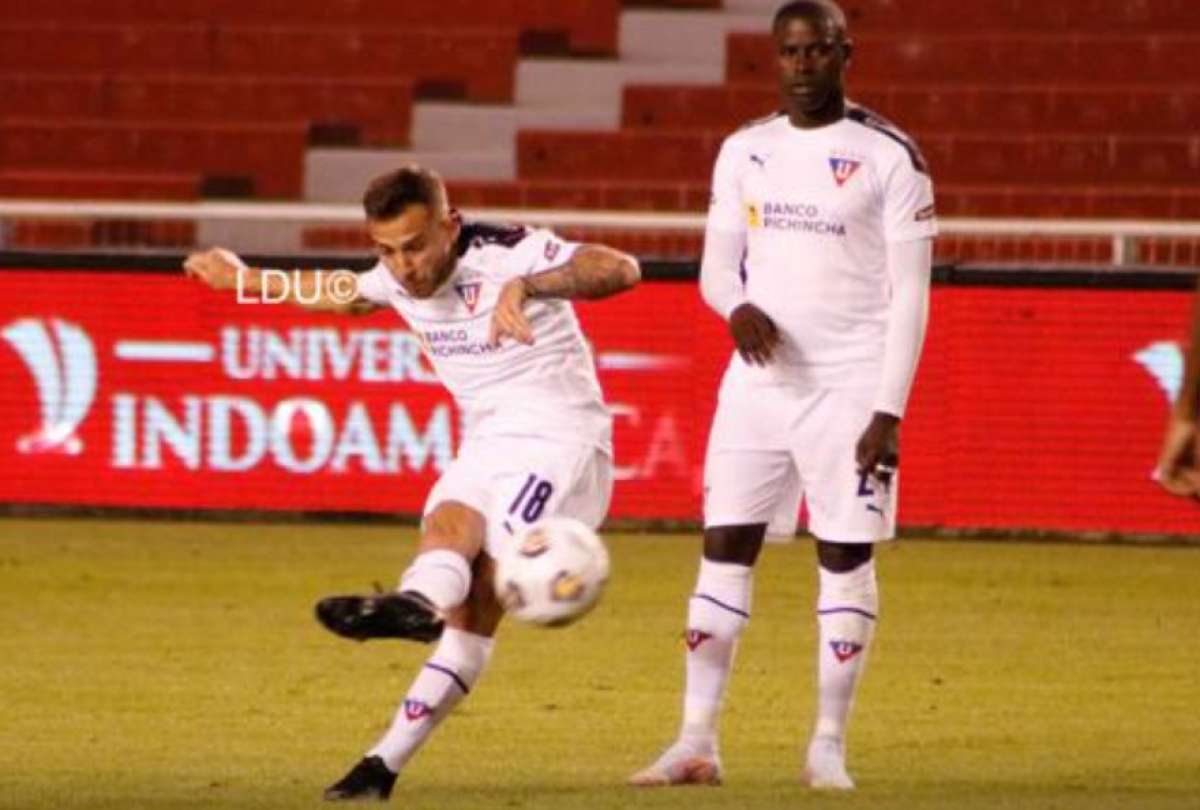 Ezequiel Piovi patea un tiro libre, durante un partido de Liga de Quito en la casa blanca