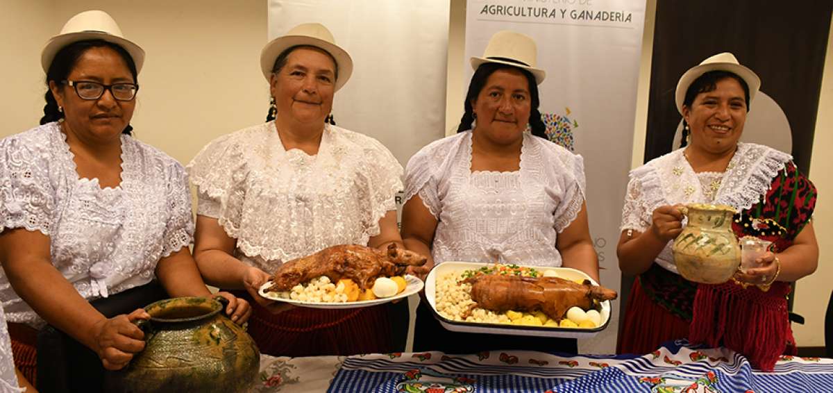 Consolaci&oacute;n Prieto (segunda desde la izquierda) junto con sus compa&ntilde;eras realizan una demostraci&oacute;n del plato t&iacute;pico que ser&aacute; parte del festival.   