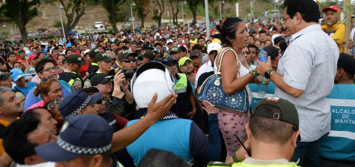 Los comerciantes cerraron ayer sus locales dos horas para dialogar con el alcalde y presentarle un pliego de peticiones para mejorar las ventas.