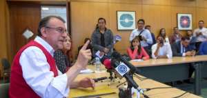 El exrector de la Andina, Enrique Ayala Mora, asegura que su sueldo no provino de fondos del Estado.