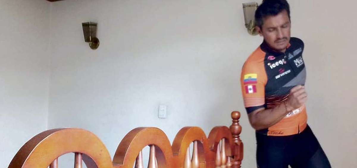 Mario Villegas corre  alrededor de la cama para completar la marat&oacute;n.