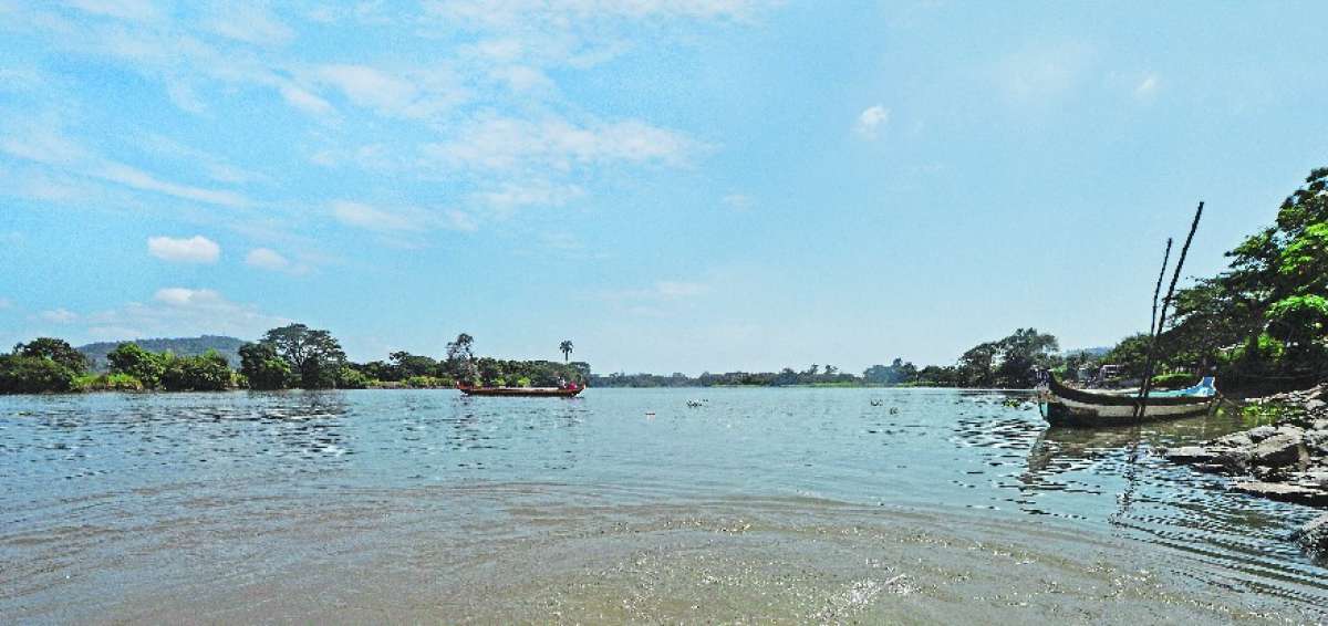 Los vecinos del recinto Las Lojas, frente a Guayaquil, denuncian descargas directas al r&iacute;o por parte de empresas que est&aacute;n cerca y malos olores en el agua.
