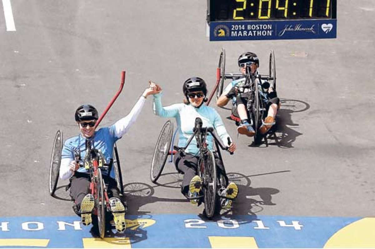 Los esposos Patrick Downes (izq.) y Jessica Kensky (centro) llegan a la meta de la marat&oacute;n. Foto: AFP