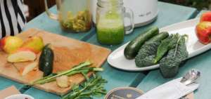 Los especialistas sugieren que en la ma&ntilde;ana, a m&aacute;s de agua, se consuman batidos de vegetales y verduras combinados con frutas.