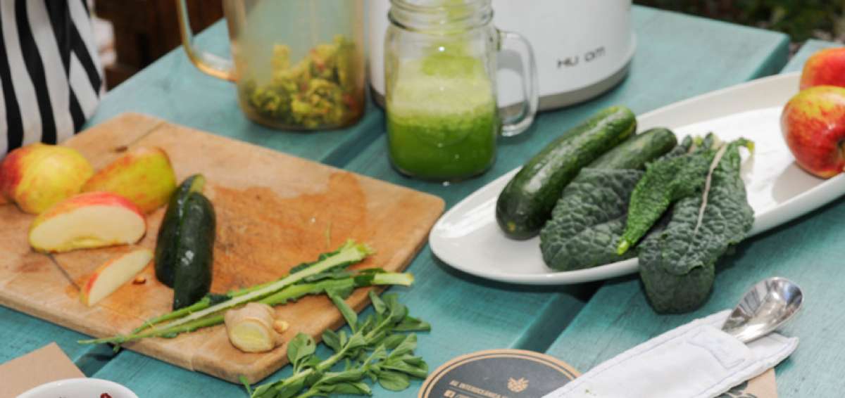 Los especialistas sugieren que en la ma&ntilde;ana, a m&aacute;s de agua, se consuman batidos de vegetales y verduras combinados con frutas.
