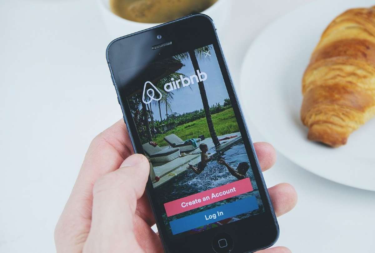 Usuarios de Airbnb arriendan viviendas en Europa para ayudar a refugiados ucranianos