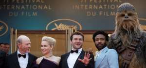Desde la izquierda: Ron Howard, director; Emilia Clarke, Alden Ehrenreich, Donald Glover y el cl&aacute;sico personaje de Chewbacca en Cannes, Francia.   
