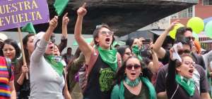 Las nuevas generaciones de mujeres hacen visibles sus demandas y exigencias tanto en marchas en las calles como en su vida cotidiana, reclamando igualdad de derechos y respeto en su vida.