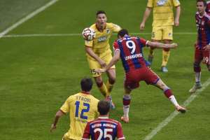 Robert Lewandowski cabecea el bal&oacute;n para anotar el segundo tanto del partido. Foto: AFP