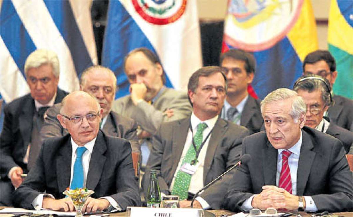 El canciller argentino H&eacute;ctor Timerman (izquierda) durante la reuni&oacute;n de Unasur. Foto: EFE