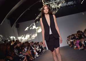 Los trajes sastre de Prada tuvieron collares-capa corta hechos en rejilla.