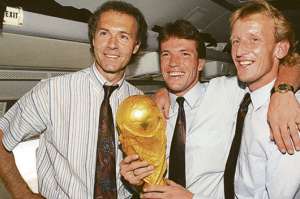 Andres Brehme (der.) junto a Lothar Matheus (centro) y Franz Beckenbauer posan con la Copa del Mundo, en 1990. Foto: Internet