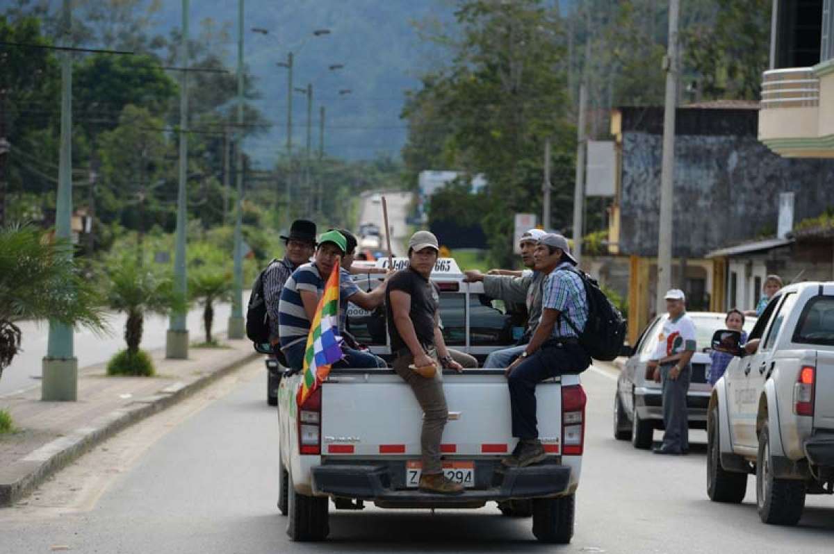 Las leyes de tr&aacute;nsito proh&iacute;ben que las personas se movilicen en los baldes de las camionetas. Foto: Fernando Machado / El Tel&eacute;grafo