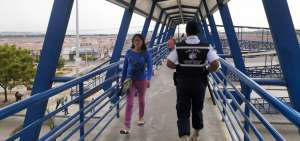 Los uniformados estar&aacute;n de manera temporal en los pasos peatonales y paraderos de la urbe porte&ntilde;a.