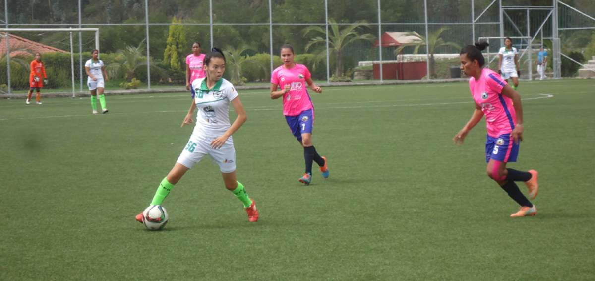 Los planteles de 7 de Febrero (blanco) y Quito F&uacute;tbol Club estelarizar&aacute;n la pen&uacute;ltima fase del campeonato. 