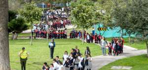 Un millar de estudiantes del colegio San Francisco, cercano al parque La Carolina, fueron evacuados.
