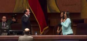 La presidenta de la Asamblea, Gabriela Rivadeneira, tom&oacute; juramento y posesion&oacute; al nuevo fiscal general.