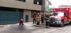 Una persona muri&oacute; en el sur de Quito tras caer de edificio
