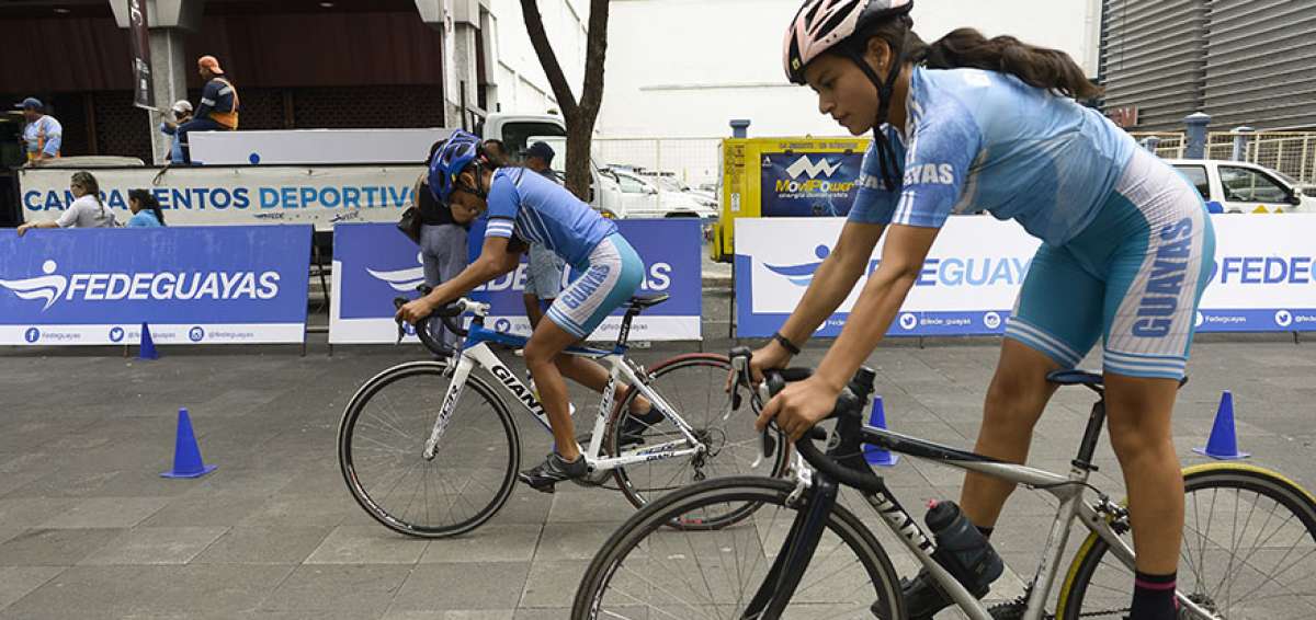 Dos ciclistas prejuveniles de la provincia del Guayas realizan una demostraci&oacute;n, durante la Casa Abierta organizada por Fedeguayas.   