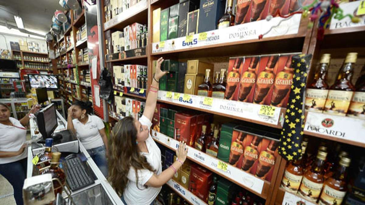 Al momento,  los licores importados que tienen etiquetas anteriores se est&aacute;n vendiendo sin ning&uacute;n problema, pero en menor cantidad. Foto: Miguel Castro