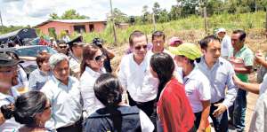El canciller Ricardo Pati&ntilde;o y otras autoridades se reunieron el viernes con las familias de Sucumb&iacute;os. Foto: Cortesia de la Canciller&iacute;a