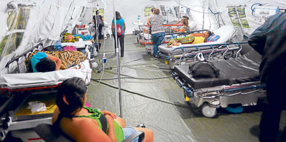 Un promedio de 12 a 18 pacientes se atienden a diario en la unidad m&oacute;vil, en las afueras del IESS de Guayaquil. Foto: KARLY TORRES/ EL TEL&Eacute;GRAFO