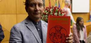 El autor Jos&eacute; Luis Coba,  con un ejemplar de su texto, durante la presentaci&oacute;n en  la Universidad Andina Sim&oacute;n Bol&iacute;var, de Quito. 
