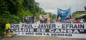 Familiares y amigos del equipo de El Comercio, secuestrado y asesinado  el a&ntilde;o pasado, les rindieron un homenaje en la v&iacute;a que conduce a Mataje.
