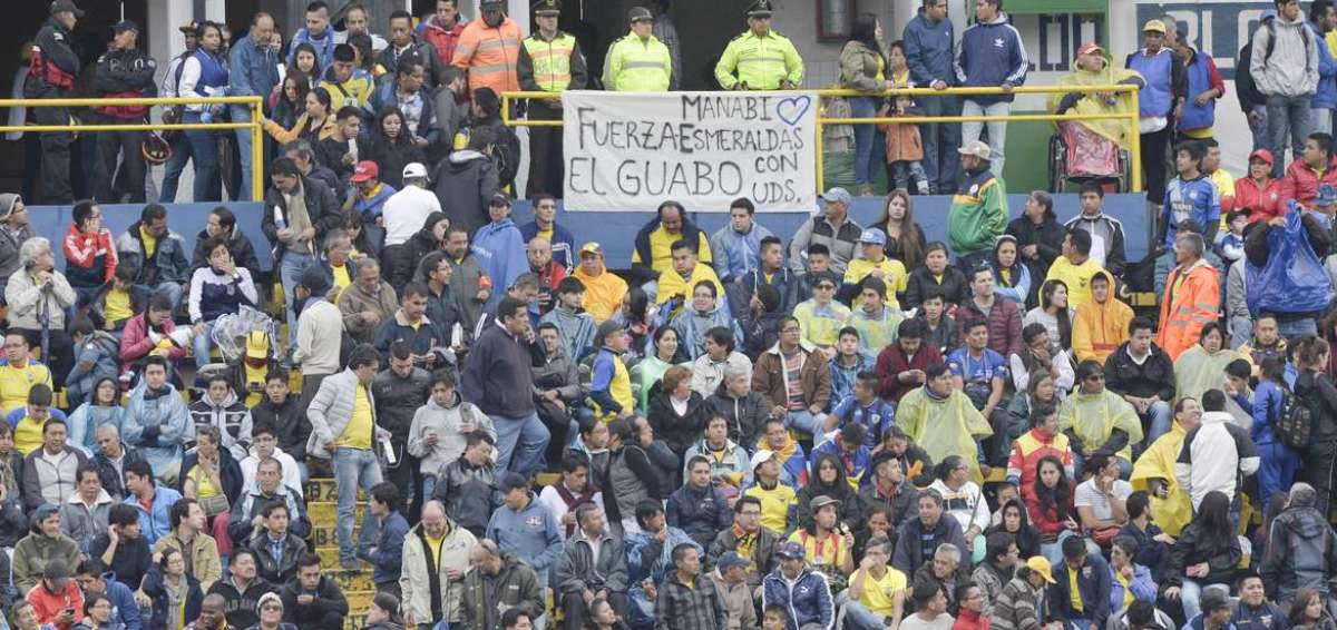 Hinchas ecuatorianos apoyaron a Independiente en el partido de ida de la Copa ante River Plate