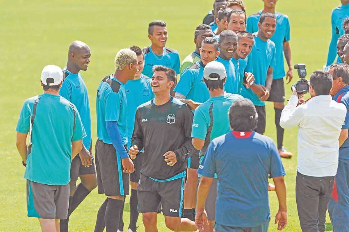 Luis Fernando Saritama Padilla (centro) fue recibido con entusiasmo por sus compa&ntilde;eros de Deportivo Quito. Foto: Miguel Jim&eacute;nez / El Tel&eacute;grafo.