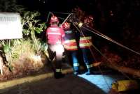 Quito: Bomberos rescatan a dos personas que cayeron 20 metros