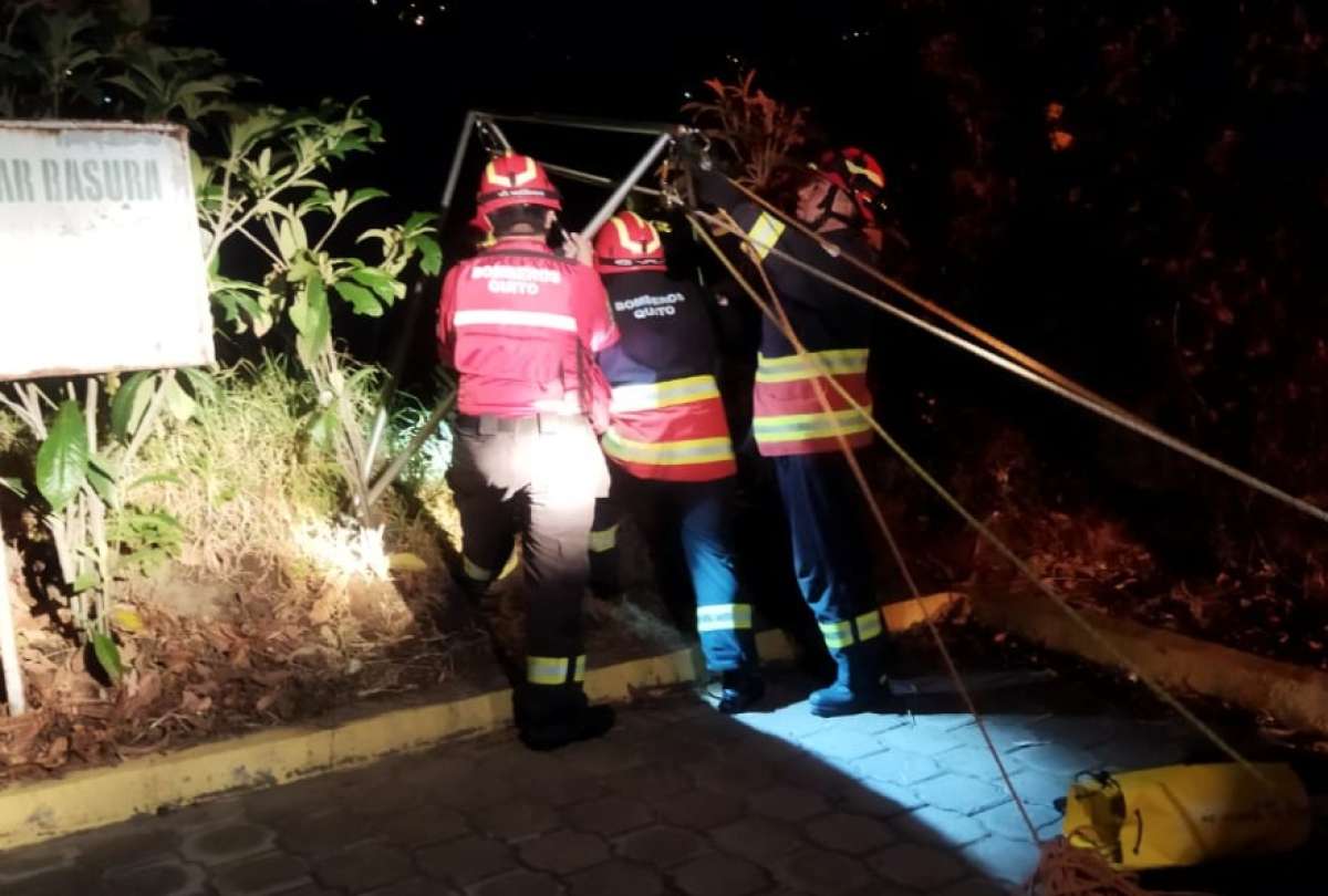 Quito: Bomberos rescatan a dos personas que cayeron 20 metros