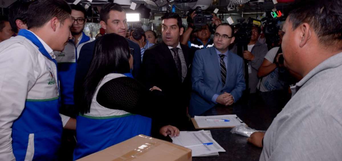 El ministro de Trabajo, Ra&uacute;l Ledesma, el presidente del directorio del IESS, Manolo Rodas, visitaron tres negocios ubicados en la avenida de Los Shyris.