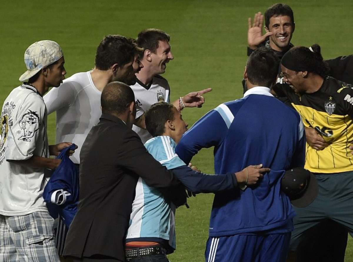 Instantes en que el imitador de Ronaldinho bromeaba con Messi durante la pr&aacute;ctica argentina. Foto: AFP