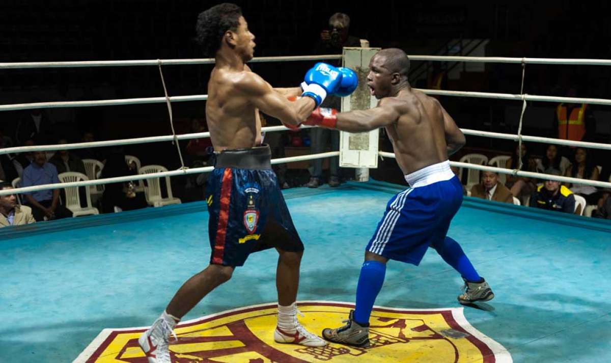 Julio &lsquo;Mem&iacute;n&rsquo; Cortez (d) durante un combate contra J&uacute;nior Salazar. El 18 de diciembre, el p&uacute;gil puertoquite&ntilde;o intentar&aacute; ganar el cetro sudamericano. Foto: John Guevara / El Tel&eacute;grafo