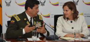 La ministra del Interior, Mar&iacute;a Paula Romo, y el comandante general de la Polic&iacute;a, Nelson Villegas, durante el encuentro.