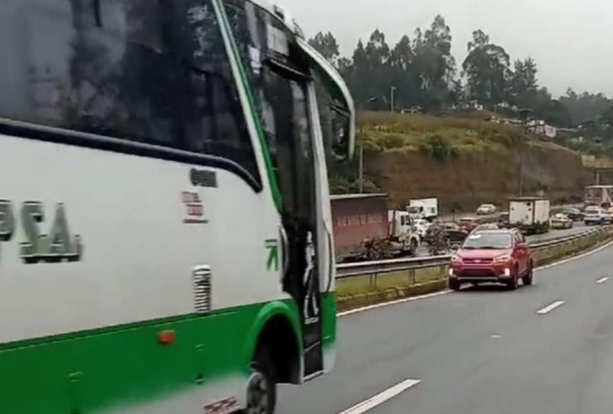 Vehículos fueron captados mientras circulaban en contravía en la Ruta Viva