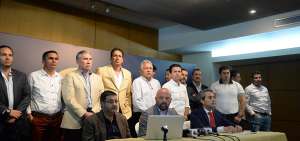 El presidente de la Liga Pro, Miguel &Aacute;ngel Loor (c), con los dirigentes en la rueda de prensa del martes pasado. 