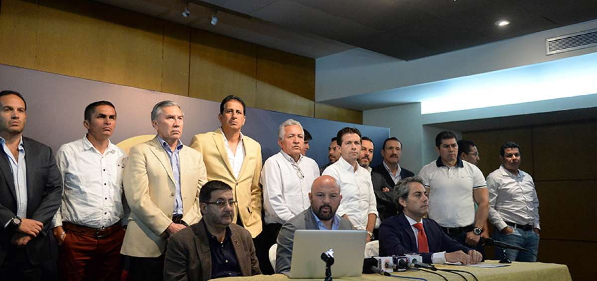 El presidente de la Liga Pro, Miguel &Aacute;ngel Loor (c), con los dirigentes en la rueda de prensa del martes pasado. 