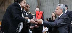 Martha Troya, esposa de Julio C&eacute;sar Trujillo, recibi&oacute; de manos del presidente de la Rep&uacute;blica, Len&iacute;n Moreno, la Orden de San Lorenzo en el grado de Gran Cruz, como un homenaje p&oacute;stumo.