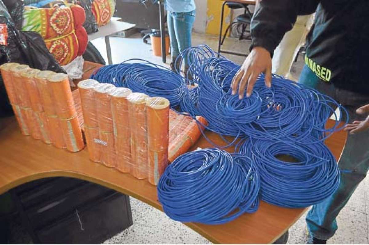 Elementos de las fuerzas de &eacute;lite de la Polic&iacute;a sacaron el material explosivo de la vivienda. Foto: Carlos Jim&eacute;nez.